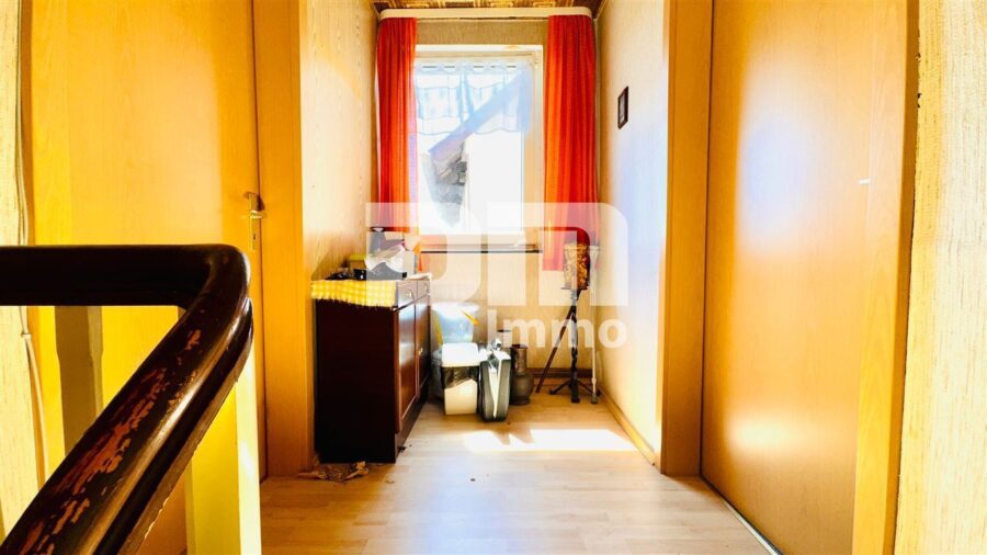 2 Einfamilienhäuser in gesuchter Wohnlage mit viel Potenzial zum Paketpreis - Haus massiv OG Flur / Diele